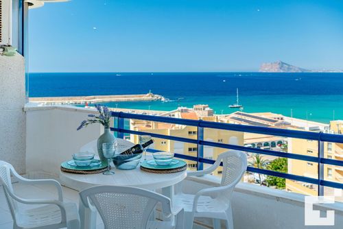 Turquesa Beach 310B Apartamento cómodo con piscina comunitaria en Calpe, Costa Blanca, España, para 4 personas. El apartamento está situado cerca de restaurantes y bares, tiendas y supermercados, y se encuentra a 25 m de la playa de Playa de Levante....