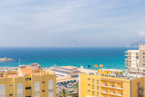 Turquesa Beach 310B Appartamento confortevole con piscina comune a Calpe, Costa Blanca, Spagna, per 4 persone. L'appartamento è situato vicino a ristoranti e bar, negozi e supermercati, ed è a 25 m dalla spiaggia di Playa de Levante....