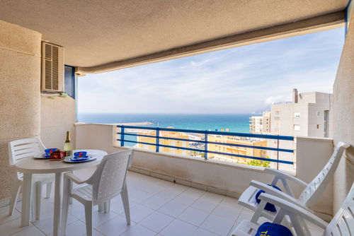 Turquesa Beach 310B Bekväm lägenhet med gemensam pool i Calpe, Costa Blanca, Spanien för 4 personer. Lägenheten ligger nära restauranger och barer, affärer och stormarknader, och är 25 m från Playa de Levante-stranden....