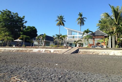 Dunia Pantai Villa luas  dengan kolam renang pribadi di Singaraja, Bali, Indonesia untuk 8 orang...