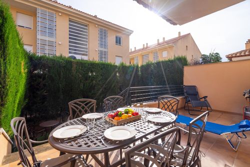 Jardines de Niza Groot en comfortabel appartement met gemeenschappelijk zwembad in Javea, Costa Blanca, Spanje voor 8 personen. Het appartement bevindt zich in een residentiële strandomgeving, op 1 km van El Arenal, Javea strand en op 1 km van de Middellandse Zee, Javea....