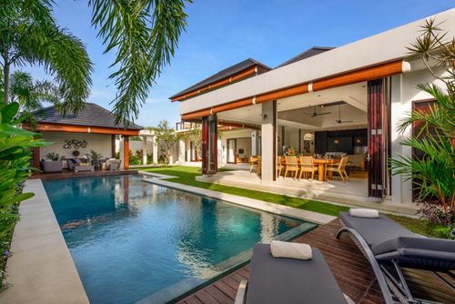 The Maya Grote en luxueuze villa in Canggu, Bali, Indonesië met privézwembad voor 8 personen. Het huis is gelegen in een woonwijk en ligt op 2 km van Berawa Beach....