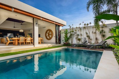 The Maya Grote en luxueuze villa in Canggu, Bali, Indonesië met privézwembad voor 8 personen. Het huis is gelegen in een woonwijk en ligt op 2 km van Berawa Beach....