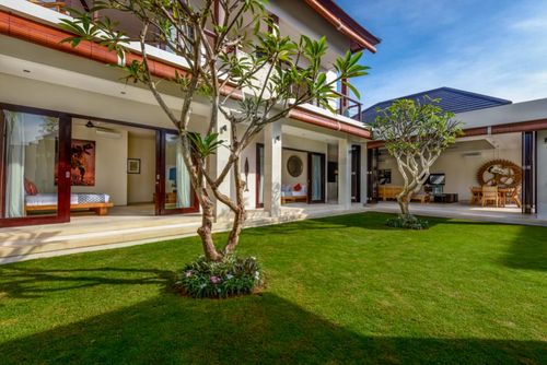 The Maya Grande et luxueuse villa à Canggu, Bali, Indonésie, avec piscine privée pour 8 personnes. La maison est située dans un quartier résidentiel et se trouve à 2 km de la plage de Berawa....