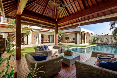 The Maya Grande et luxueuse villa à Canggu, Bali, Indonésie, avec piscine privée pour 8 personnes. La maison est située dans un quartier résidentiel et se trouve à 2 km de la plage de Berawa....