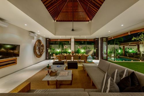 The Maya Grande et luxueuse villa à Canggu, Bali, Indonésie, avec piscine privée pour 8 personnes. La maison est située dans un quartier résidentiel et se trouve à 2 km de la plage de Berawa....