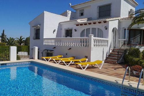 Sophie Villa moderna y alegre con piscina privada en Benitachell, Costa Blanca, España, para 6 personas. La casa está situada en una zona residencial costera y montañosa....