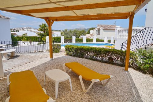 Sophie Moderna y alegre villa con piscina privada en Benitachell, Costa Blanca, España, para 6 personas. La casa se encuentra en una zona residencial costera y montañosa....