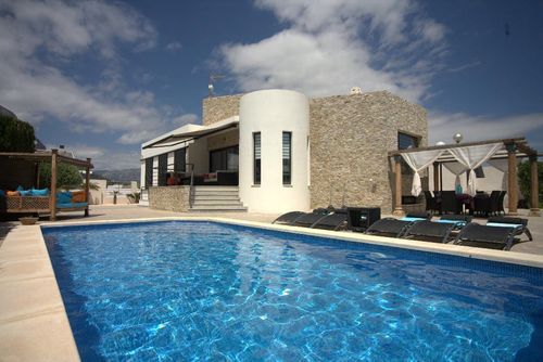 La Villa La Vie Villa moderne et confortable à Polop, Costa Blanca, Espagne, avec piscine privée pour 8 personnes. La maison est située dans un quartier résidentiel vallonné et se trouve à 5 km de La Nucia....