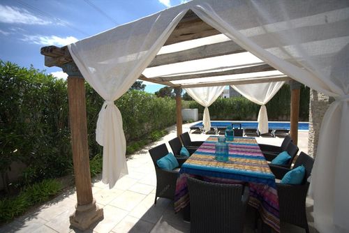 La Villa La Vie Villa moderna e confortevole a Polop, Costa Blanca, Spagna, con piscina privata per 8 persone. La casa si trova in una zona residenziale collinare ed è a 5 km da La Nucia....