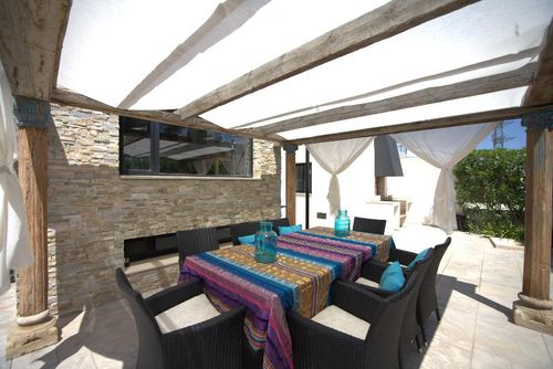 La Villa La Vie Moderna y cómoda villa en Polop, Costa Blanca, España, con piscina privada para 8 personas. La casa está situada en una zona residencial montañosa y se encuentra a 5 km de La Nucía....