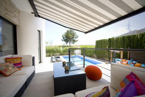 La Villa La Vie Moderne en comfortabele villa in Polop, Costa Blanca, Spanje met privézwembad voor 8 personen. Het huis is gelegen in een heuvelachtig woongebied en ligt op 5 km van La Nucia....