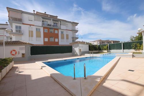 Charly Hermoso y cómodo apartamento en Xàbia, Costa Blanca, España para 4 personas. El apartamento está situado en una zona urbana de playa, cerca de restaurantes y bares, tiendas y supermercados, y a 200 metros de la playa de La Grava....