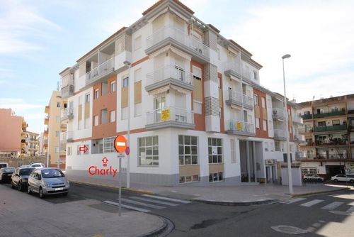 Charly Bel et confortable appartement à Jávea, Costa Blanca, Espagne pour 4 personnes. L'appartement est situé dans un quartier de plage urbain, à proximité de restaurants et bars, boutiques et supermarchés, et à 200 mètres de la plage de La Grava....