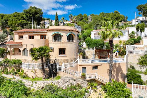 Castillo Hermosa y romántica villa en Benissa, Costa Blanca, España, con piscina privada para 4 personas. La casa está situada en una zona residencial junto a la playa, a 2 km de la playa de Cala Advocat y a 5 km de Moraira....