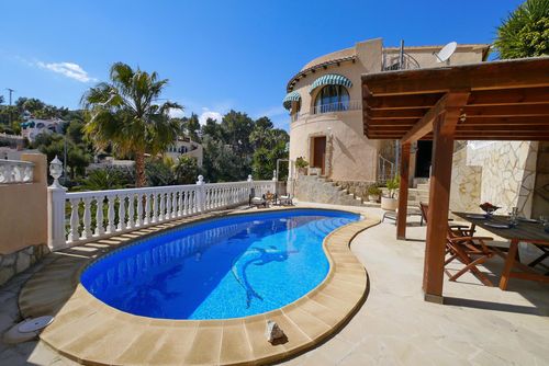 Castillo Hermosa y romántica villa con piscina privada en Benissa, Costa Blanca, España, para 4 personas. La casa está situada en una zona residencial cerca de la playa, a 2 km de la playa de Cala Advocat y a 5 km de Moraira....