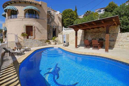 Castillo Hermosa y romántica villa con piscina privada en Benissa, Costa Blanca, España, para 4 personas. La casa está situada en una zona residencial cerca de la playa, a 2 km de la playa Cala Advocat y a 5 km de Moraira....