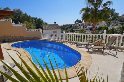 Castillo Superbe et romantique villa avec piscine privée à Benissa, Costa Blanca, Espagne pour 4 personnes. La maison est située dans un quartier résidentiel de plage, à 2 km de la plage de Cala Advocat et à 5 km de Moraira....