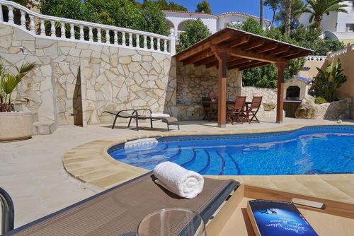 Castillo Bellissima e romantica villa con piscina privata a Benissa, Costa Blanca, Spagna, per 4 persone. La casa si trova in una zona residenziale vicino alla spiaggia, a 2 km dalla spiaggia di Cala Advocat e a 5 km da Moraira....