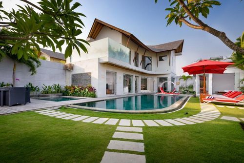 Miro Hermosa y lujosa villa con piscina privada en Seminyak, Bali, Indonesia, para 6 personas. La villa está situada en una zona residencial cerca de la playa, a poca distancia de restaurantes, bares, tiendas y supermercados, y a 1 km de la playa Kudeta....