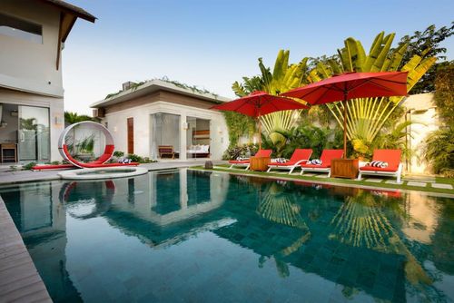 Miro Mooie en luxe villa met privézwembad in Seminyak, Bali, Indonesië voor 6 personen. De villa is gelegen in een woonwijk dicht bij restaurants en bars, winkels en supermarkten, en op 1 km van Kudeta Strand....