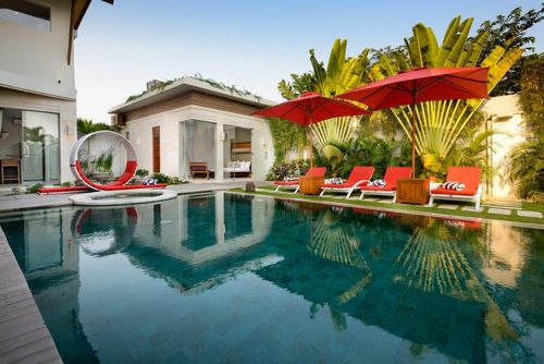 Miro Schöne und luxuriöse Villa mit privatem Pool in Seminyak, Bali, Indonesien für 6 Personen. Die Villa befindet sich in einem Wohngebiet am Strand, in der Nähe von Restaurants und Bars, Geschäften und Supermärkten, und 1 km vom Kudeta-Strand entfernt....