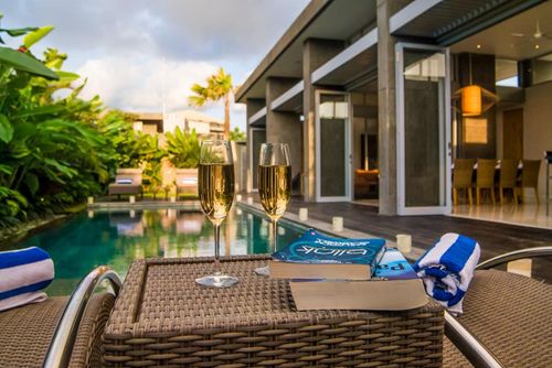 Villa Aramanis Damai Moderne og luksuriøse villa i Seminyak, Bali, Indonesia, med privat basseng for 6 personer. Villaen ligger i et boligområde nær stranden, nær restauranter og barer, butikker og supermarkeder, samt 1 km fra Double Six-stranden....