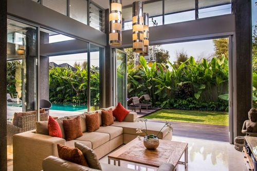 Villa Aramanis Damai 2BR Moderne og luksuriøs villa i Seminyak, Bali, Indonesia med privat basseng for 4 personer. Villaen ligger i et boligområde nær stranden, tett på restauranter og barer, butikker og supermarkeder, og 1 km fra Double Six-stranden....