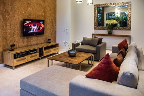 Villa Aramanis Damai 2BR Moderne und luxuriöse Villa in Seminyak, Bali, Indonesien mit privatem Pool für 4 Personen. Die Villa befindet sich in einem Wohngebiet in Strandnähe, nahe Restaurants und Bars, Geschäften und Supermärkten, und 1 km vom Double Six Strand entfernt....