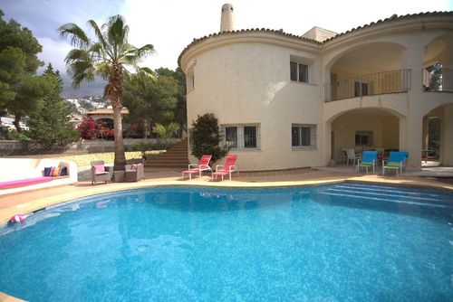 La Guatla Encantadora y agradable villa con piscina privada en Altea, Costa Blanca, España, para 8 personas. La casa está situada en una zona urbana y montañosa, a 3 km de la playa de La Olla....