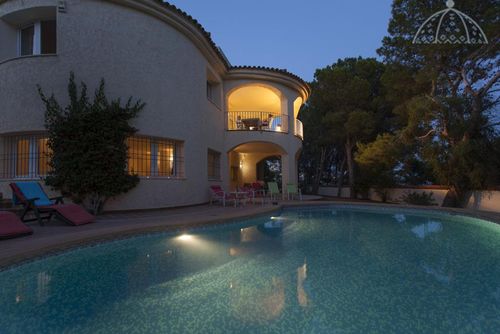 La Guatla Schöne und angenehme Villa mit privatem Pool in Altea, Costa Blanca, Spanien für 8 Personen. Das Haus befindet sich in einer hügeligen und städtischen Umgebung und ist 3 km vom Strand La Olla entfernt....
