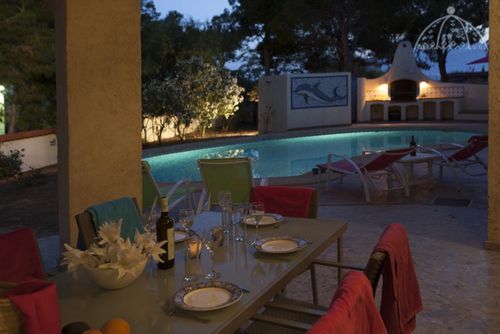 La Guatla Charmante et agréable villa avec piscine privée à Altea, Costa Blanca, Espagne, pour 8 personnes. La maison est située dans un quartier urbain et vallonné, à 3 km de la plage de La Olla....