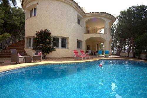 La Guatla Schöne und angenehme Villa mit privatem Pool in Altea, Costa Blanca, Spanien für 8 Personen. Das Haus befindet sich in einer hügeligen und städtischen Umgebung und ist 3 km vom Strand La Olla entfernt....