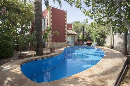 Don Pedro Klassische und komfortable Villa in Denia, Costa Blanca, Spanien mit privatem Pool für 6 Personen. Das Haus befindet sich in einem Wohngebiet am Strand, in der Nähe von Restaurants und Bars, Geschäften und Supermärkten, 100 Meter vom Strand Las Marinas, Denia, und 0,1 km vom Mittelmeer, Denia entfernt....