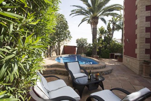 Don Pedro Klassische und komfortable Villa in Denia, Costa Blanca, Spanien mit privatem Pool für 6 Personen. Das Haus befindet sich in einem Wohngebiet am Strand, in der Nähe von Restaurants und Bars, Geschäften und Supermärkten, 100 Meter vom Strand Las Marinas, Denia, und 0,1 km vom Mittelmeer, Denia entfernt....