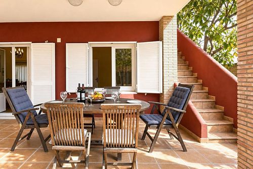 Don Pedro Klassieke en comfortabele villa met privézwembad in Denia, Costa Blanca, Spanje voor 6 personen. Het huis is gelegen in een residentiële strandwijk, dicht bij restaurants en bars, winkels en supermarkten, 100 m van het strand Las Marinas, Denia en 0,1 km van de Middellandse Zee, Denia....
