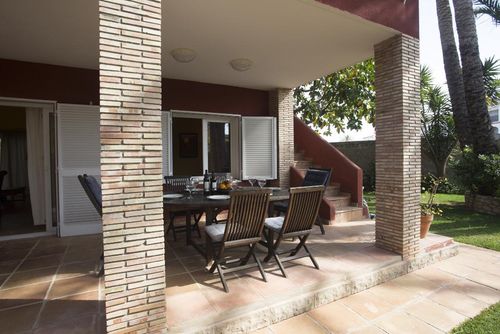 Don Pedro Klassieke en comfortabele villa met privézwembad in Denia, Costa Blanca, Spanje voor 6 personen. Het huis is gelegen in een residentiële strandwijk, dicht bij restaurants en bars, winkels en supermarkten, op 100 m van het strand Las Marinas, Denia en 0,1 km van de Middellandse Zee, Denia....