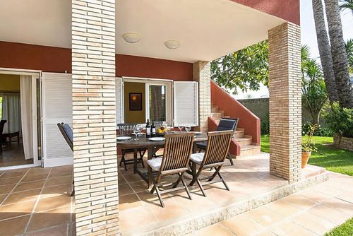 Don Pedro Klassieke en comfortabele villa met privézwembad in Denia, Costa Blanca, Spanje voor 6 personen. Het huis is gelegen in een residentiële strandwijk, dicht bij restaurants en bars, winkels en supermarkten, 100 m van het strand Las Marinas, Denia en 0,1 km van de Middellandse Zee, Denia....