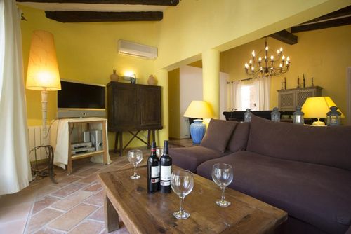 Don Pedro Klassieke en comfortabele villa in Denia, Costa Blanca, Spanje met privézwembad voor 6 personen. Het huis bevindt zich in een residentiële strandomgeving, dicht bij restaurants en bars, winkels en supermarkten, op 100 meter van Las Marinas, Denia strand en 0,1 km van Mediterraneo, Denia....