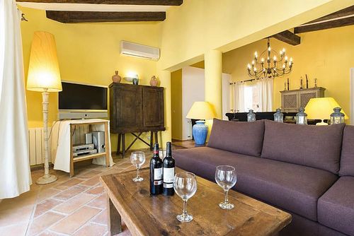 Don Pedro Klassieke en comfortabele villa met privézwembad in Denia, Costa Blanca, Spanje voor 6 personen. Het huis is gelegen in een residentiële strandwijk, dicht bij restaurants en bars, winkels en supermarkten, 100 m van het strand Las Marinas, Denia en 0,1 km van de Middellandse Zee, Denia....