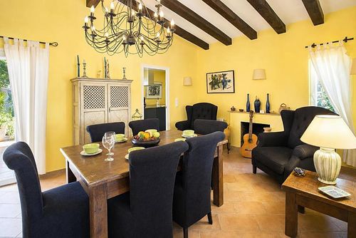 Don Pedro Klassieke en comfortabele villa met privézwembad in Denia, Costa Blanca, Spanje voor 6 personen. Het huis is gelegen in een residentiële strandwijk, dicht bij restaurants en bars, winkels en supermarkten, 100 m van het strand Las Marinas, Denia en 0,1 km van de Middellandse Zee, Denia....