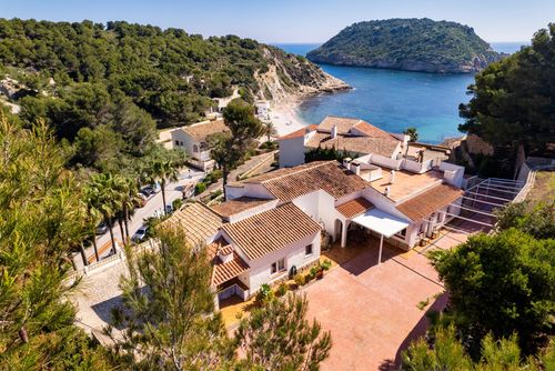 Casa Luna 6 Large and classic villa in Javea, Costa Blanca, Spain with private pool for 6 persons. The house is situated in a hilly and residential beach area, close to restaurants and bars and 25 m from Barraca Portixol beach....