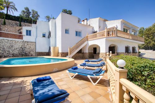 Casa Luna 6 Große und klassische Villa in Javea, Costa Blanca, Spanien mit privatem Pool für 6 Personen. Das Haus befindet sich in einem hügeligen und residentialen Strandgebiet, in der Nähe von Restaurants und Bars und nur 25 m vom Barraca Portixol Strand entfernt....
