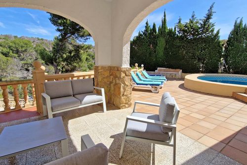 Casa Luna 6 Grote en klassieke villa in Javea, Costa Blanca, Spanje met privézwembad voor 6 personen. Het huis is gelegen in een heuvelachtige en residentiële badplaats, dicht bij restaurants en bars en op 25 m van het Barraca Portixol-strand....