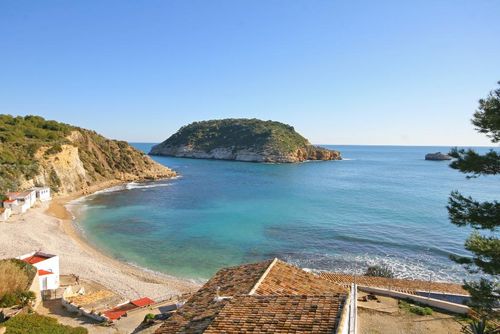 Casa Luna 6 Grote en klassieke villa met prive zwembad in Xàbia, Costa Blanca, Spanje voor 6 personen. Het huis is gelegen in een heuvelachtige en residentiële strandomgeving, dicht bij restaurants en bars en op 25 m van het Barraca Portitxol strand....