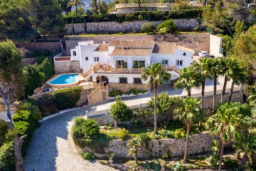 Casa Luna 6 Grote en klassieke villa in Javea, Costa Blanca, Spanje met privézwembad voor 6 personen. Het huis is gelegen in een heuvelachtige en residentiële badplaats, dicht bij restaurants en bars en op 25 m van het Barraca Portixol-strand....