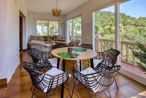 Casa Luna 6 Amplia y clásica villa con piscina privada en Jávea, Costa Blanca, España para 6 personas. La casa está situada en una zona residencial de playa con colinas, cerca de restaurantes y bares, y a tan solo 25 metros de la playa de Barraca Portitxol....