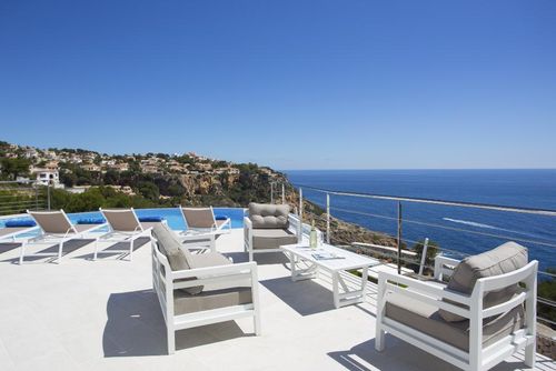 Sueno Azul Villa moderne et luxueuse avec piscine privée à Xàbia, Costa Blanca, Espagne pour 8 personnes. La maison est située dans un quartier résidentiel près de la plage....