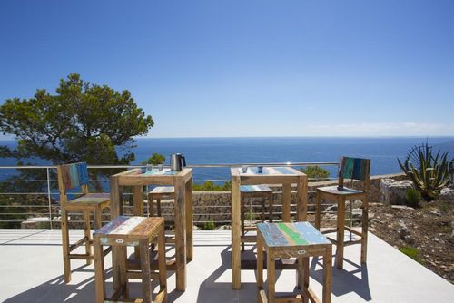 Sueno Azul Moderna y lujosa villa con piscina privada en Xàbia, Costa Blanca, España para 8 personas. La casa está situada en una zona residencial de playa....
