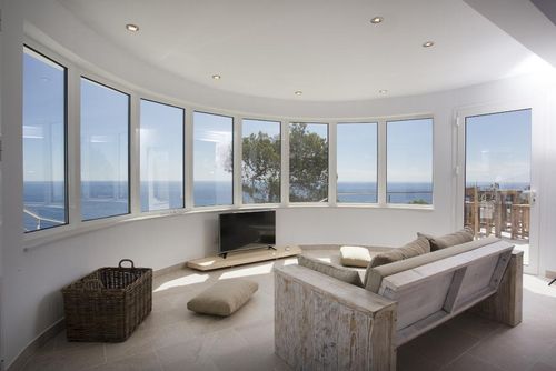 Sueno Azul Villa moderne et luxueuse avec piscine privée à Xàbia, Costa Blanca, Espagne pour 8 personnes. La maison est située dans un quartier résidentiel près de la plage....